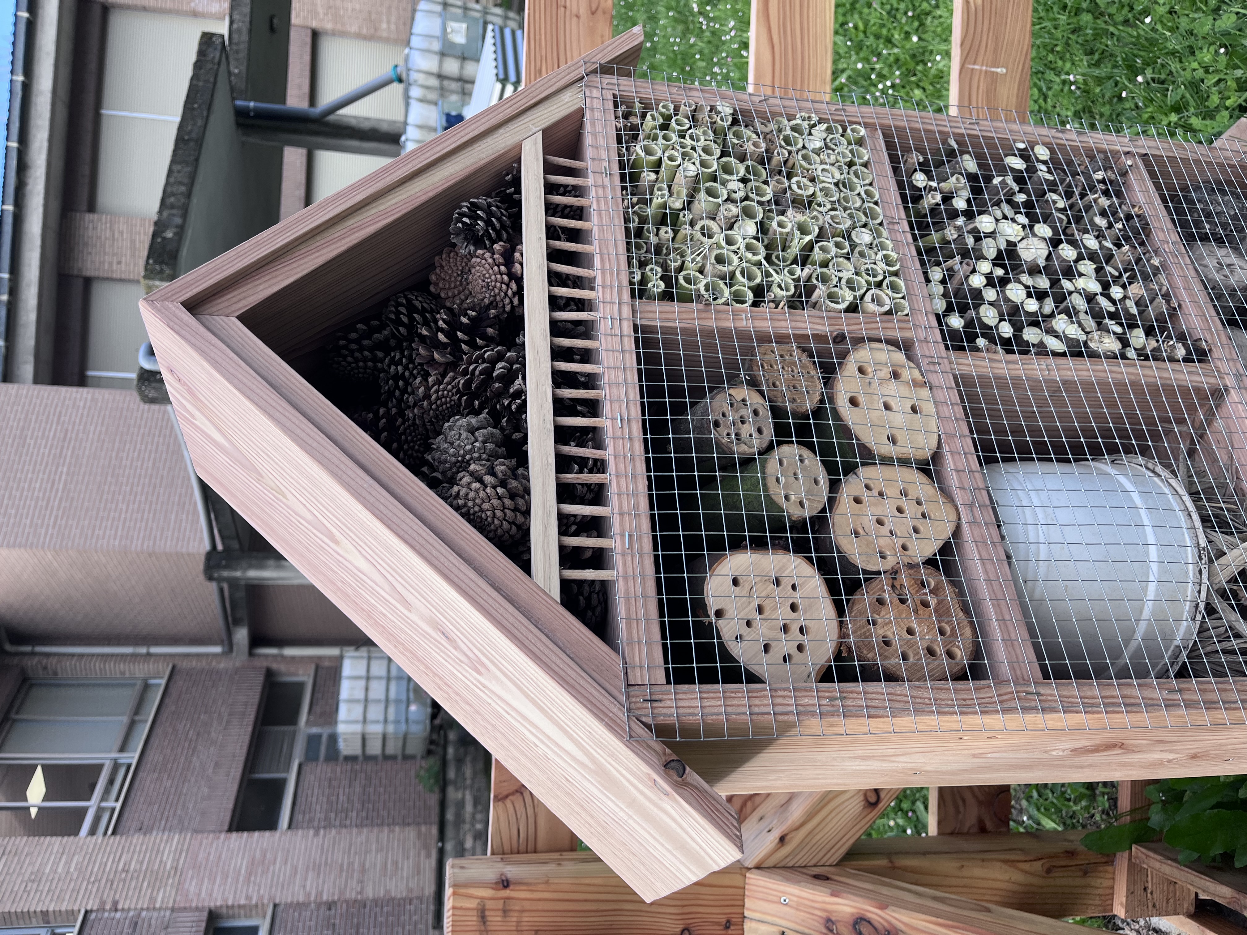 El alumnado del Grado Básico de Carpintería crea un vallado para la Donihuerta e instala un Hotel de insectos