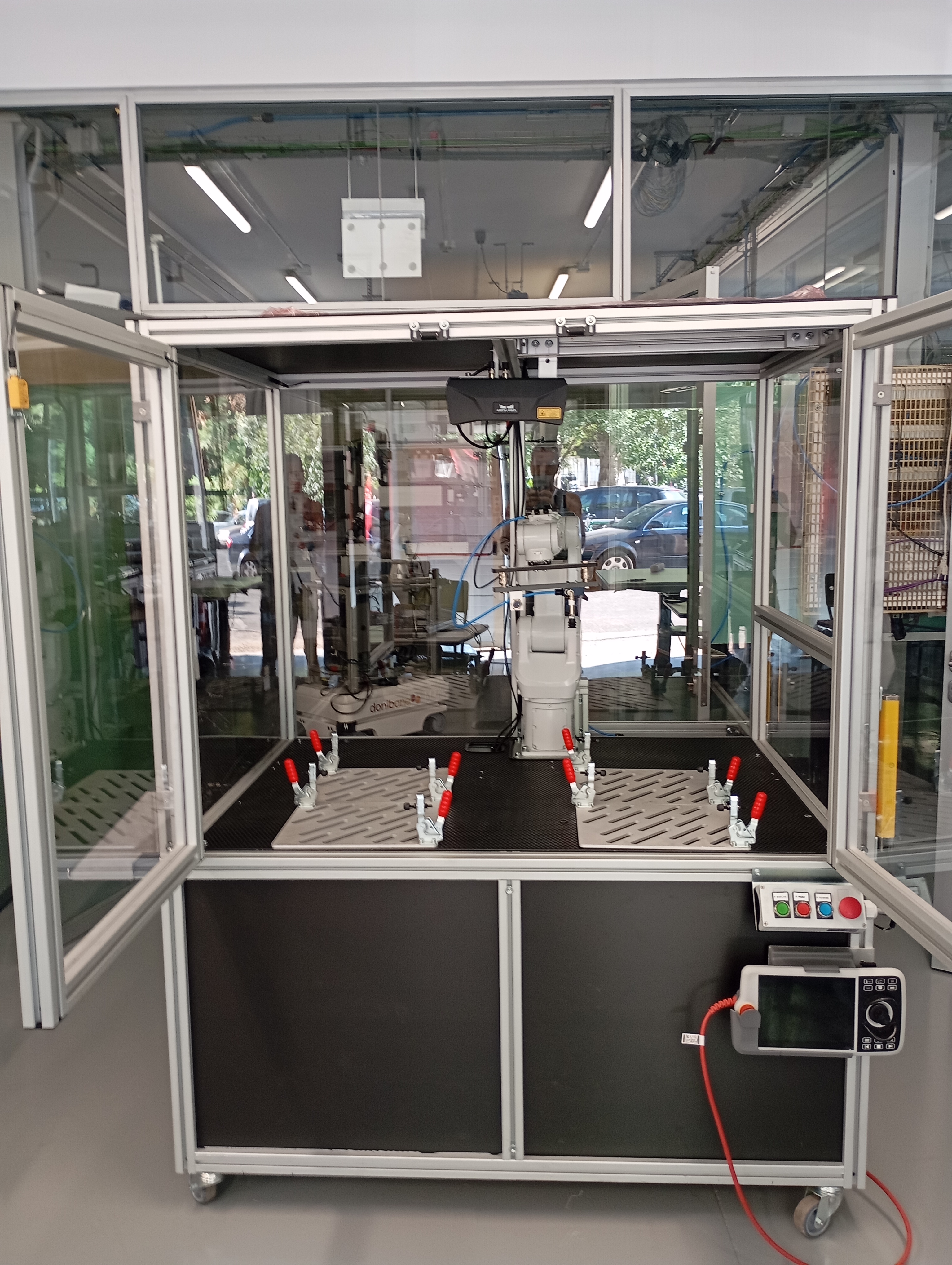 Donibane HIko ikasleek Berrikuntza proiektu batean parte hartzen dute automatizazio-zelula bat sortzeko / Alumnado del CI Donibane participa en un proyecto de Innovación para crear una célula de automatización